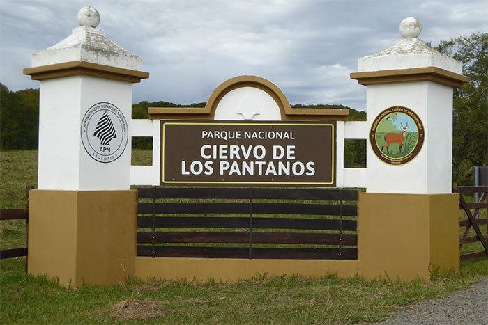 Portal de ingreso con el cartel del Parque Nacional Ciervo de los Pantanos, Campana